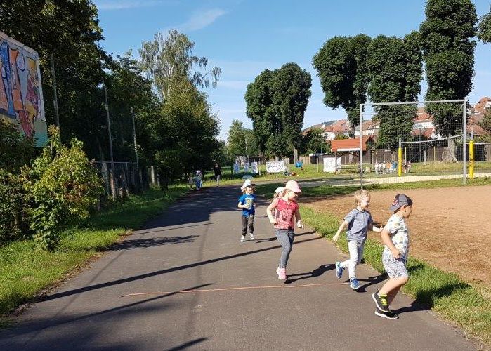 Wettrennen: Kinder laufen ins Ziel ein